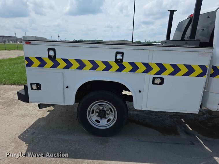 image for item FH6158 2019 Ford F250 Super Duty Crew Cab utility bed pickup truck