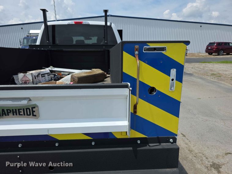 image for item FH6158 2019 Ford F250 Super Duty Crew Cab utility bed pickup truck