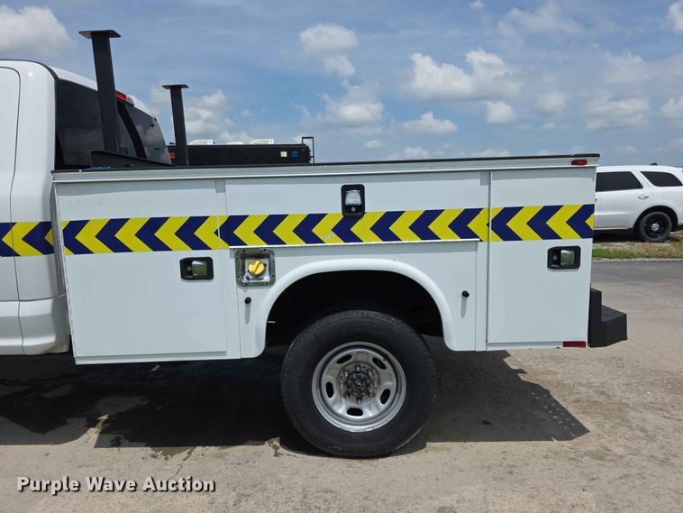 image for item FH6158 2019 Ford F250 Super Duty Crew Cab utility bed pickup truck