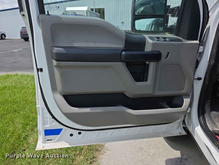 image for item FH6158 2019 Ford F250 Super Duty Crew Cab utility bed pickup truck