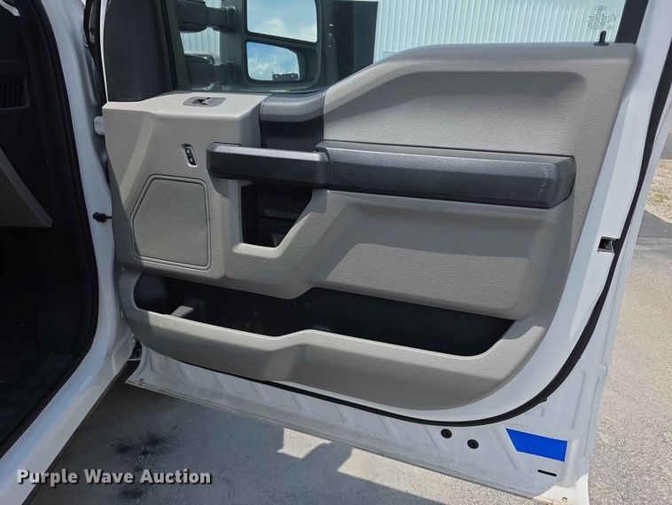 image for item FH6158 2019 Ford F250 Super Duty Crew Cab utility bed pickup truck