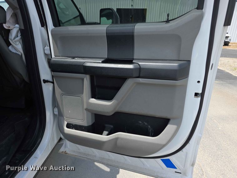 image for item FH6158 2019 Ford F250 Super Duty Crew Cab utility bed pickup truck