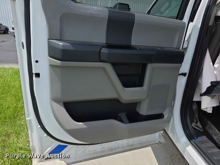 image for item FH6158 2019 Ford F250 Super Duty Crew Cab utility bed pickup truck
