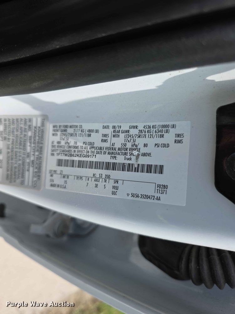 image for item FH6158 2019 Ford F250 Super Duty Crew Cab utility bed pickup truck