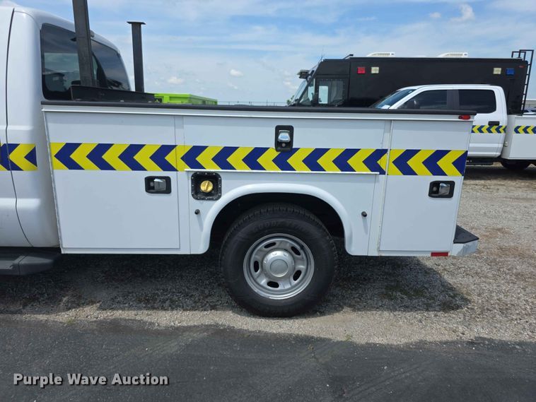 image for item FH6159 2016 Ford F250 Super Duty Crew Cab utility bed pickup truck