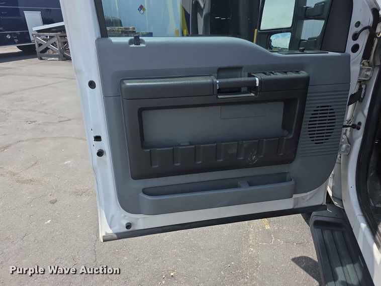 image for item FH6159 2016 Ford F250 Super Duty Crew Cab utility bed pickup truck