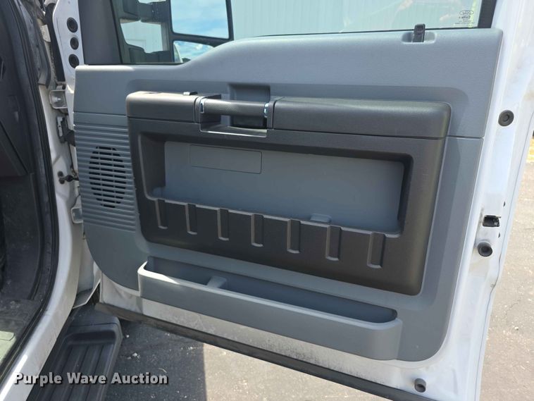 image for item FH6159 2016 Ford F250 Super Duty Crew Cab utility bed pickup truck