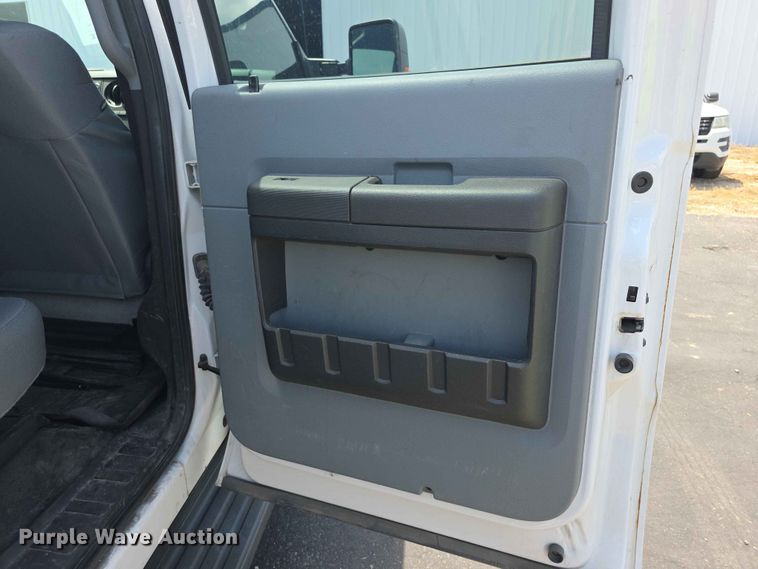 image for item FH6159 2016 Ford F250 Super Duty Crew Cab utility bed pickup truck