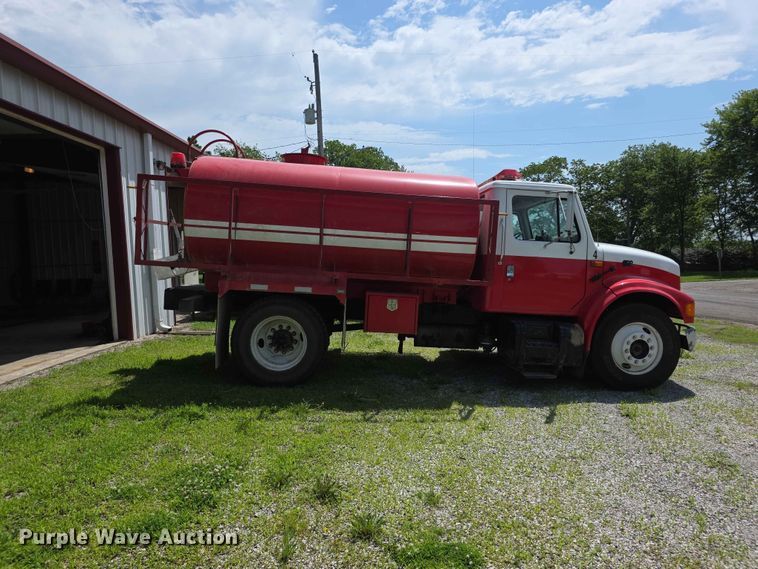 image for item FH6169 1996 International 4700 tank truck