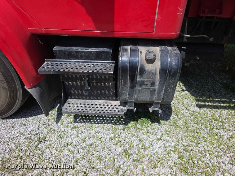 image for item FH6169 1996 International 4700 tank truck