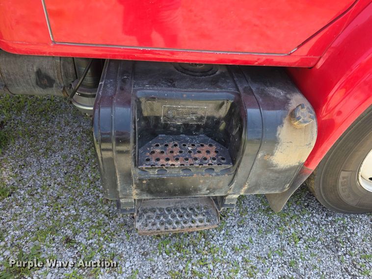 image for item FH6169 1996 International 4700 tank truck