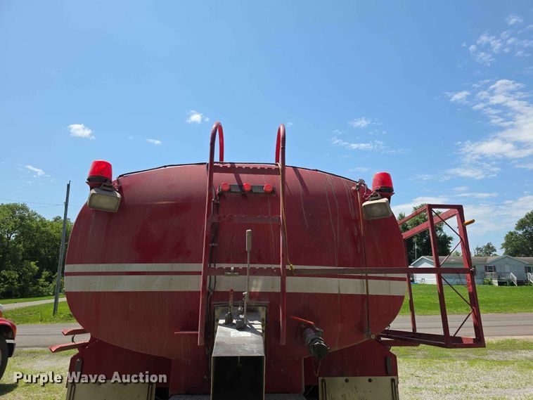 image for item FH6169 1996 International 4700 tank truck
