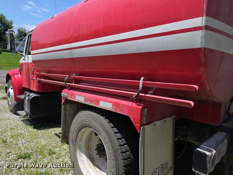 image for item FH6169 1996 International 4700 tank truck
