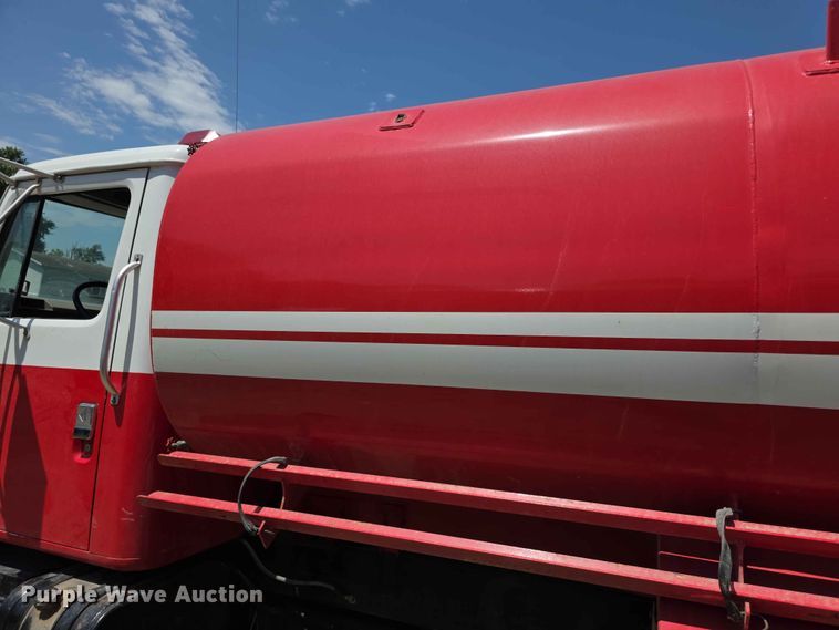 image for item FH6169 1996 International 4700 tank truck