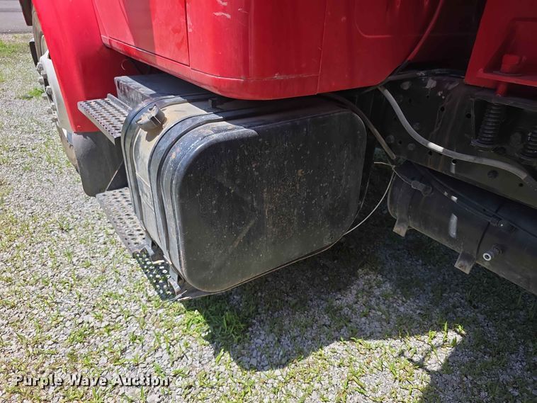 image for item FH6169 1996 International 4700 tank truck