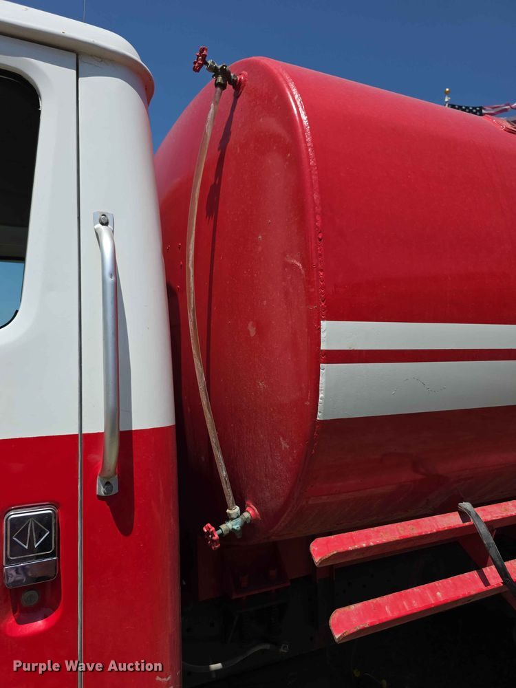 image for item FH6169 1996 International 4700 tank truck