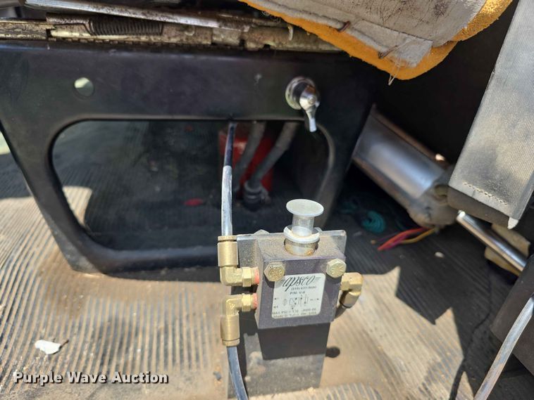 image for item FH6169 1996 International 4700 tank truck