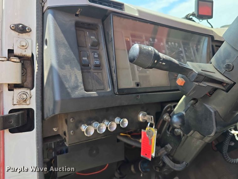 image for item FH6169 1996 International 4700 tank truck