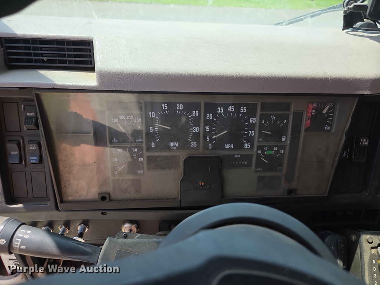 image for item FH6169 1996 International 4700 tank truck