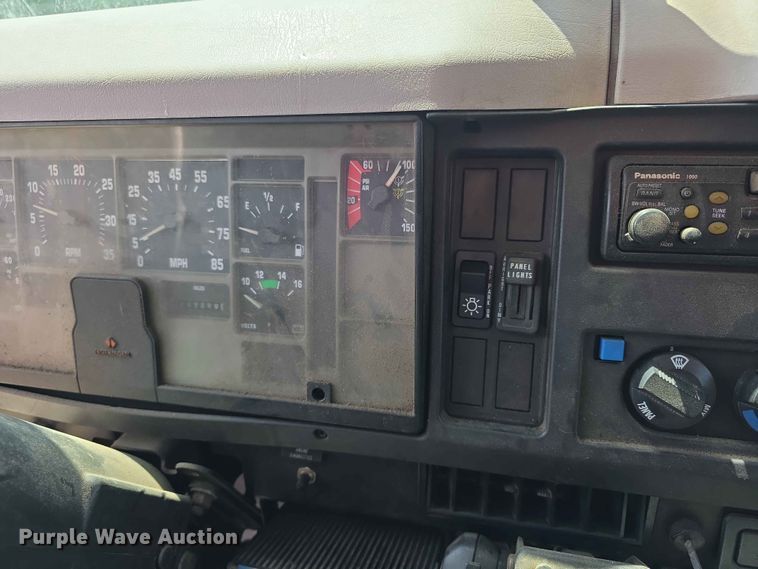 image for item FH6169 1996 International 4700 tank truck