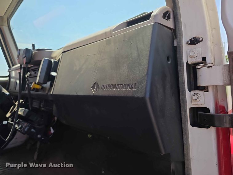 image for item FH6169 1996 International 4700 tank truck