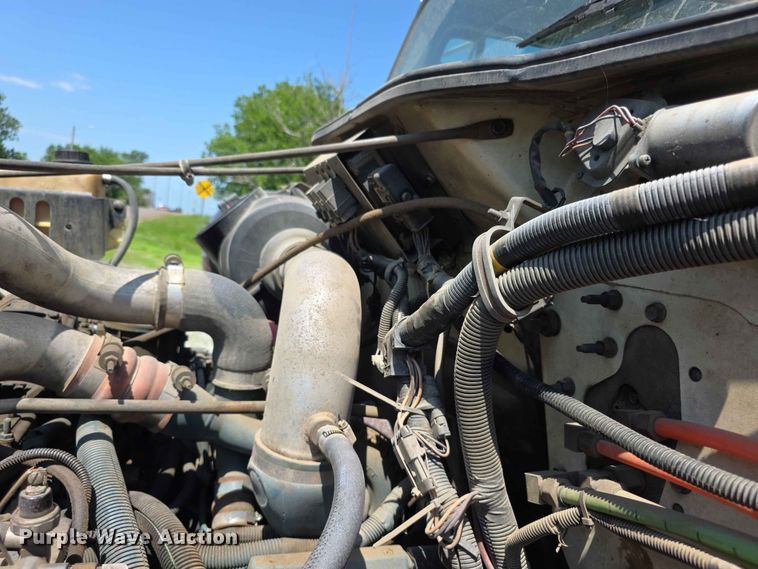 image for item FH6169 1996 International 4700 tank truck