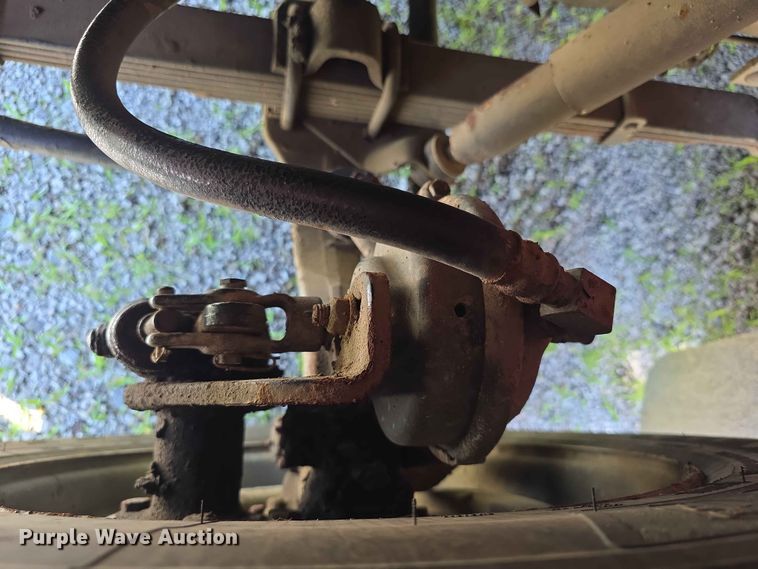 image for item FH6169 1996 International 4700 tank truck