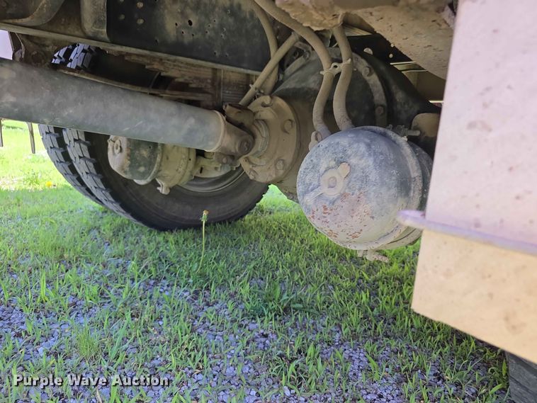 image for item FH6169 1996 International 4700 tank truck