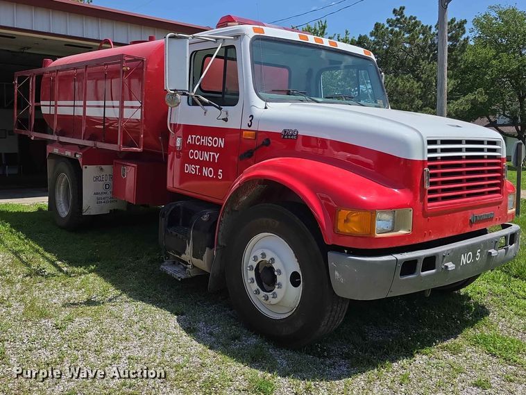 image for item FH6170 1996 International 4700 tank truck