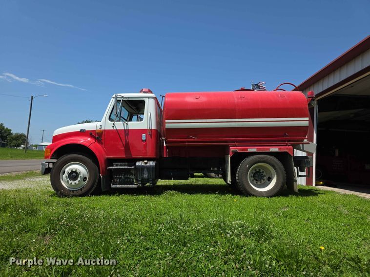 image for item FH6170 1996 International 4700 tank truck