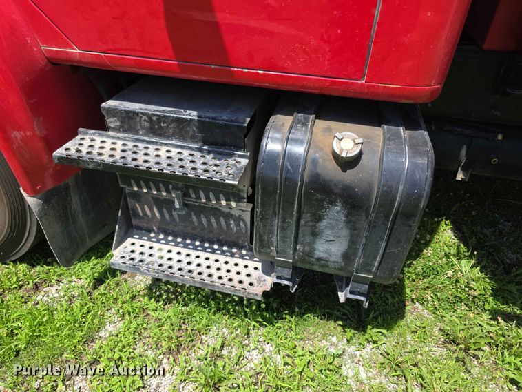 image for item FH6170 1996 International 4700 tank truck