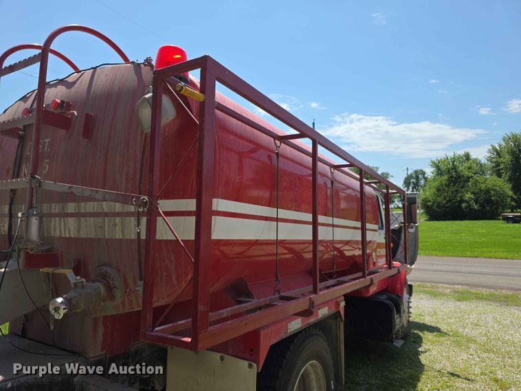 image for item FH6170 1996 International 4700 tank truck