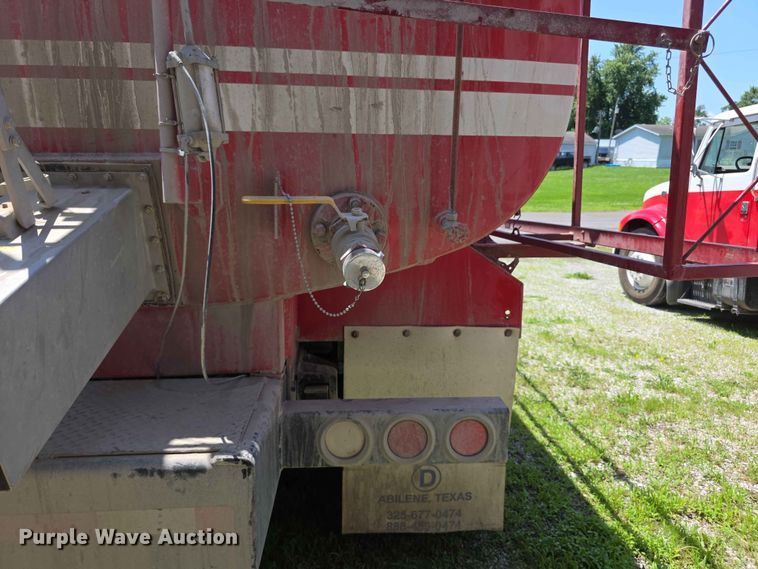 image for item FH6170 1996 International 4700 tank truck
