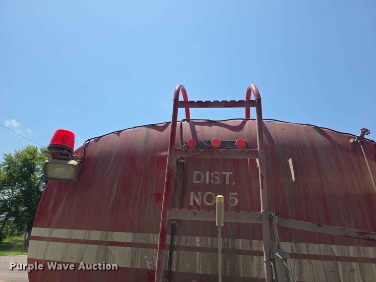 image for item FH6170 1996 International 4700 tank truck
