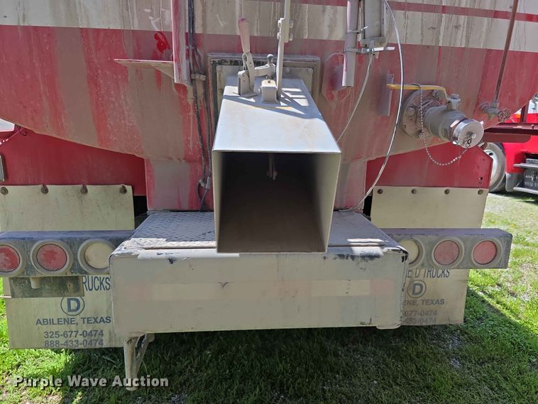 image for item FH6170 1996 International 4700 tank truck