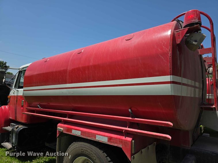 image for item FH6170 1996 International 4700 tank truck