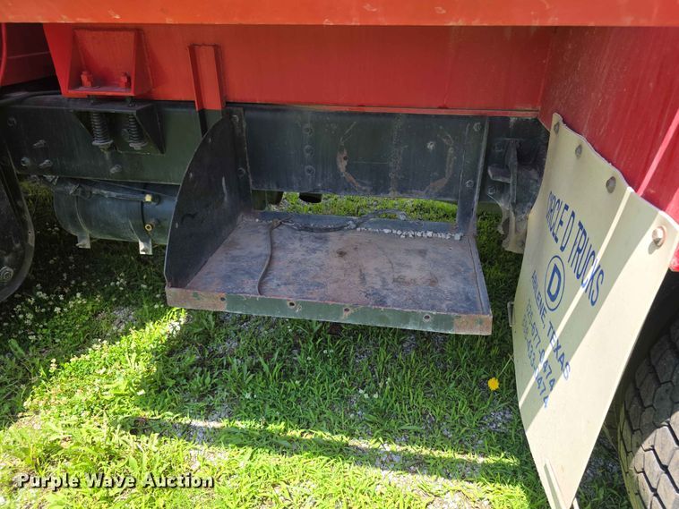 image for item FH6170 1996 International 4700 tank truck