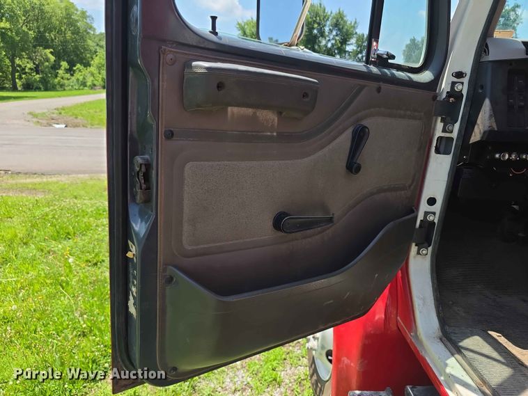 image for item FH6170 1996 International 4700 tank truck