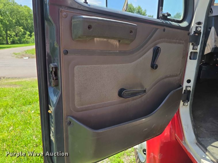 image for item FH6170 1996 International 4700 tank truck
