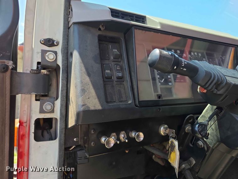 image for item FH6170 1996 International 4700 tank truck