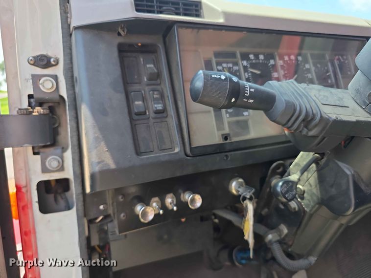 image for item FH6170 1996 International 4700 tank truck