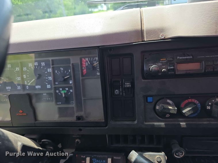 image for item FH6170 1996 International 4700 tank truck