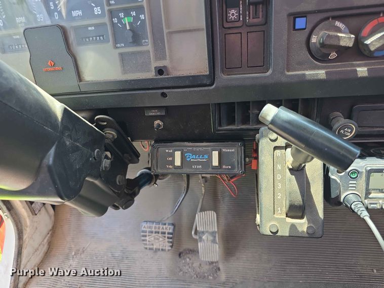 image for item FH6170 1996 International 4700 tank truck