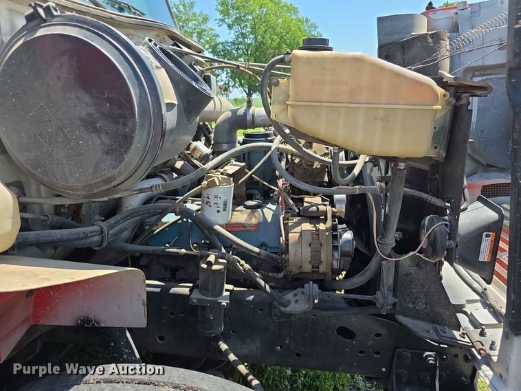 image for item FH6170 1996 International 4700 tank truck