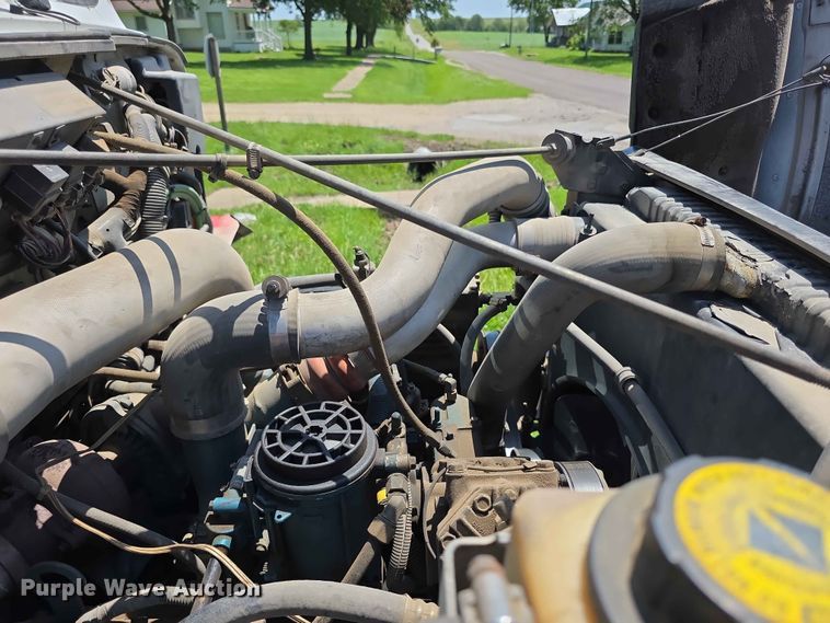 image for item FH6170 1996 International 4700 tank truck