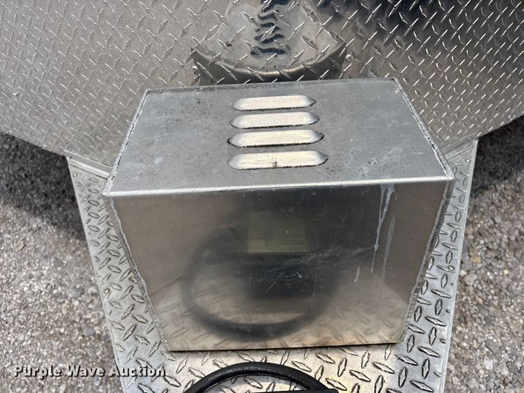 image for item FI0222 2015 Sundowner enclosed cargo trailer