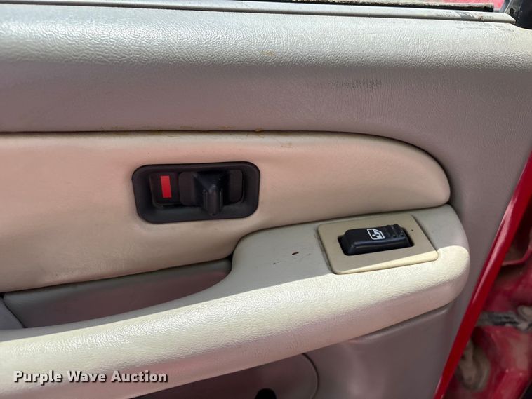 image for item FI0225 2002 Chevrolet Suburban SUV