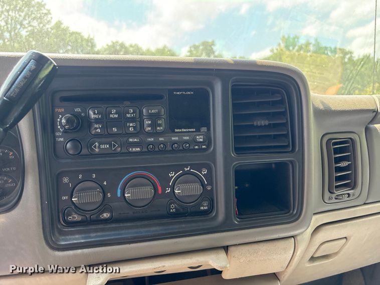 image for item FI0225 2002 Chevrolet Suburban SUV