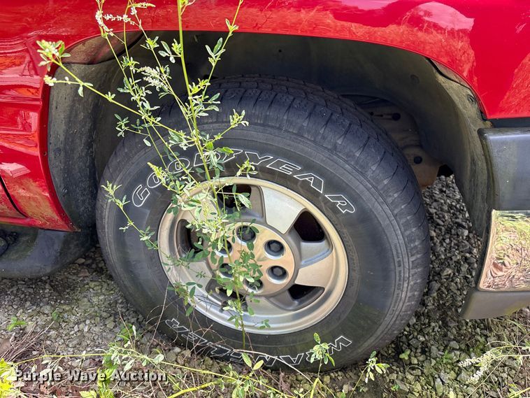 image for item FI0225 2002 Chevrolet Suburban SUV