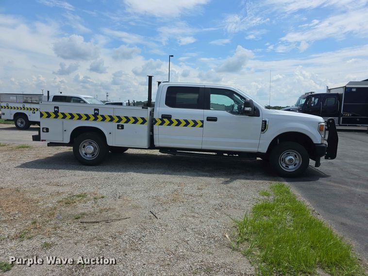 image for item FI0952 2020 Ford F250 Super Duty Crew Cab utility bed pickup truck